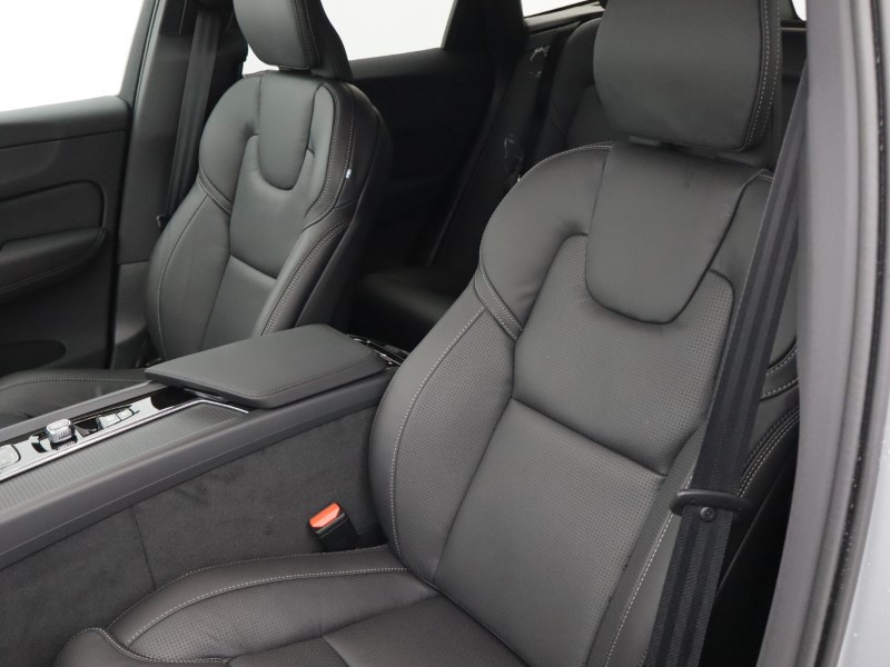 2026 (26) VOLVO XC60 2.0 B5P Plus Pro Black Edition 5dr AWD Geartronic 5174567