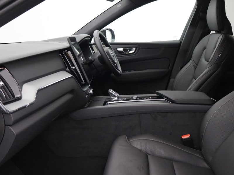 2026 (26) VOLVO XC60 2.0 B5P Plus Pro Black Edition 5dr AWD Geartronic 5174555