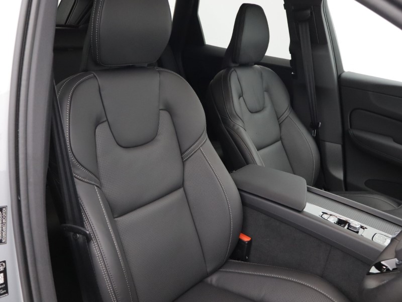 2026 (26) VOLVO XC60 2.0 B5P Plus Pro Black Edition 5dr AWD Geartronic 5174565