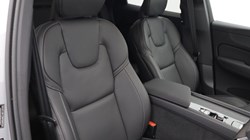 2026 (26) VOLVO XC60 2.0 B5P Plus Pro Black Edition 5dr AWD Geartronic 5174565