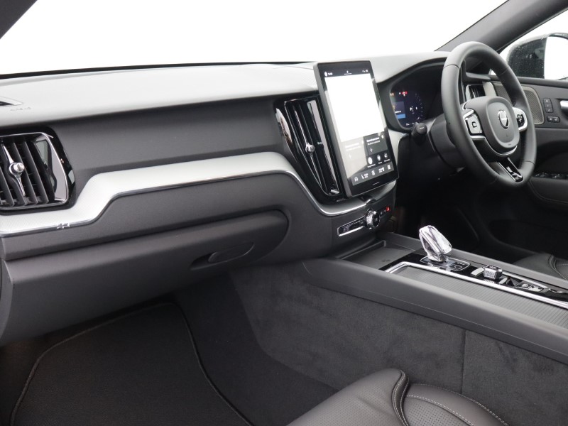 2026 (26) VOLVO XC60 2.0 B5P Plus Pro Black Edition 5dr AWD Geartronic 5174568