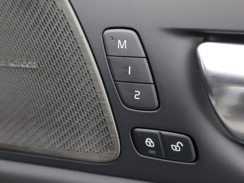 2026 (26) VOLVO XC60 2.0 B5P Plus Pro Black Edition 5dr AWD Geartronic 5174561