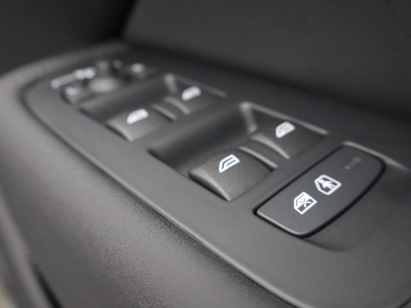 2026 (26) VOLVO XC60 2.0 B5P Plus Pro Black Edition 5dr AWD Geartronic 5174559