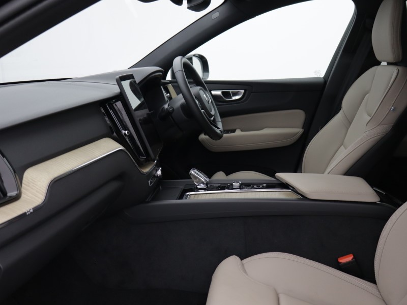 2025 (75) VOLVO XC60 2.0 B5P Plus Dark 5dr AWD Geartronic 5203180