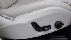 2024 (24) VOLVO XC60 2.0 B5P Plus Dark 5dr AWD Geartronic 5270782