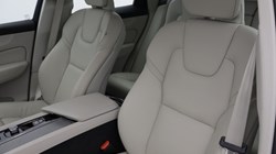 2024 (24) VOLVO XC60 2.0 B5P Plus Dark 5dr AWD Geartronic 5270786