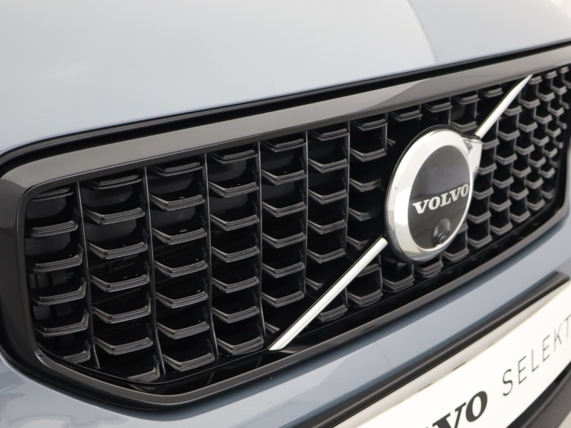 2023 (23) VOLVO XC40 2.0 B4P Ultimate Dark 5dr Auto 5254606