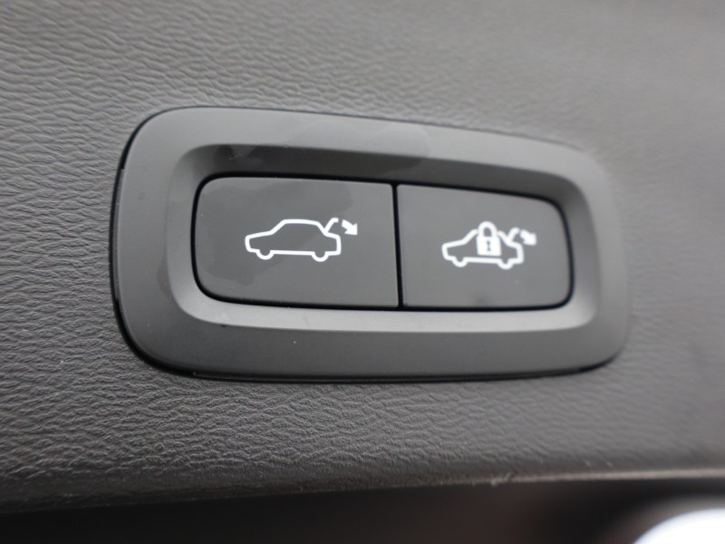 2023 (23) VOLVO XC40 2.0 B4P Ultimate Dark 5dr Auto 5254615