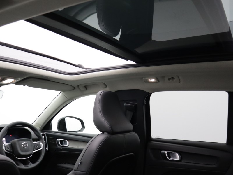 2023 (23) VOLVO XC40 2.0 B4P Ultimate Dark 5dr Auto 5254621