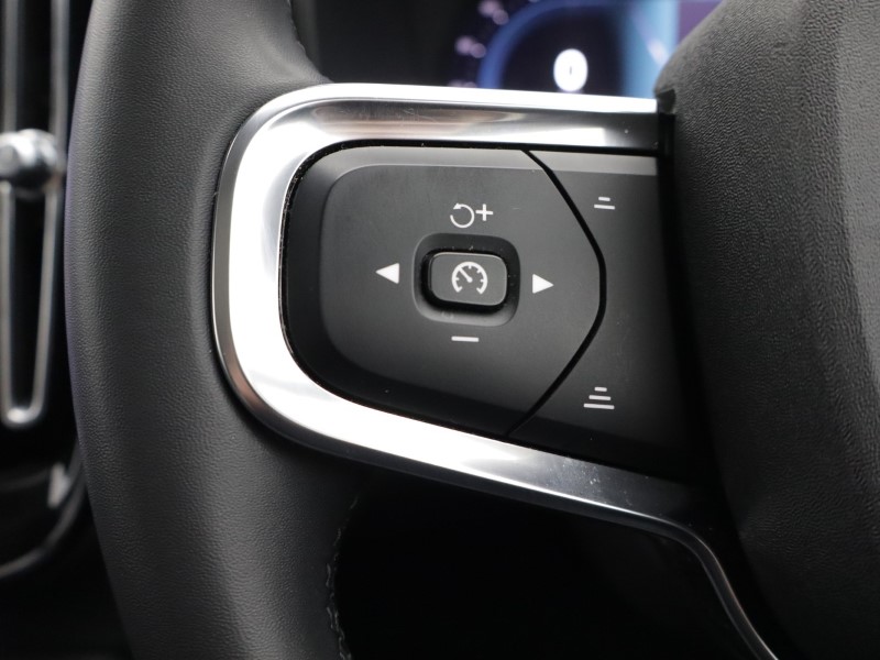 2023 (23) VOLVO XC40 2.0 B4P Ultimate Dark 5dr Auto 5254644