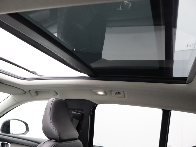 2023 (23) VOLVO XC40 2.0 B4P Ultimate Dark 5dr Auto 5254622