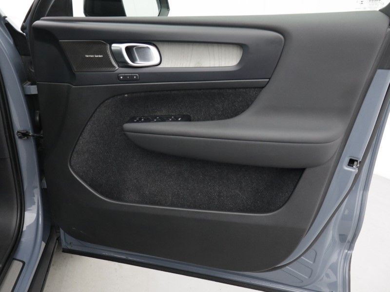 2023 (23) VOLVO XC40 2.0 B4P Ultimate Dark 5dr Auto 5254624