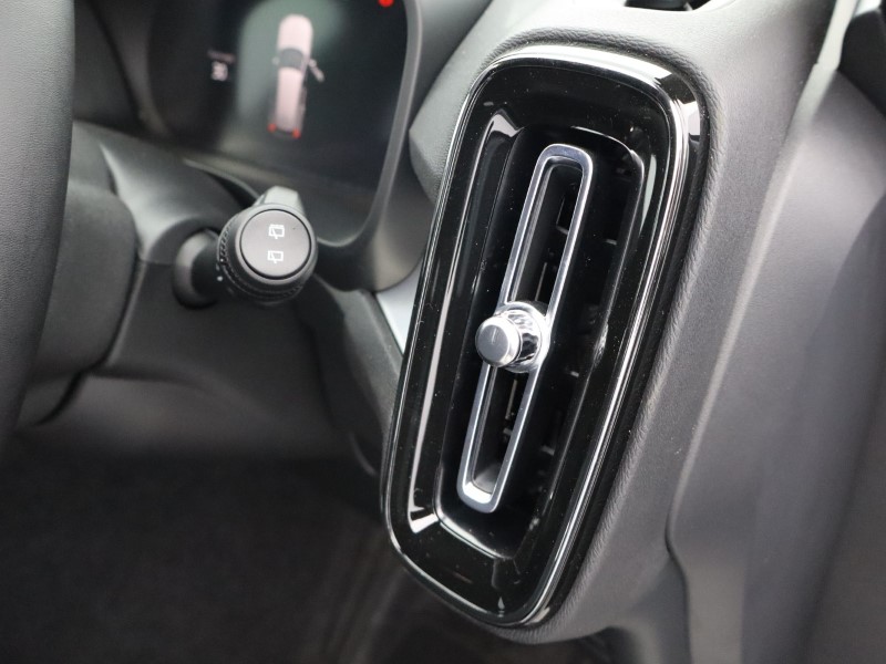 2025 (75) VOLVO XC40 2.0 B3P Plus Dark 5dr Auto 5274835