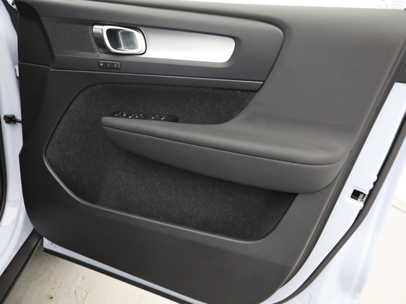 2025 (75) VOLVO XC40 2.0 B3P Plus Dark 5dr Auto 5274830