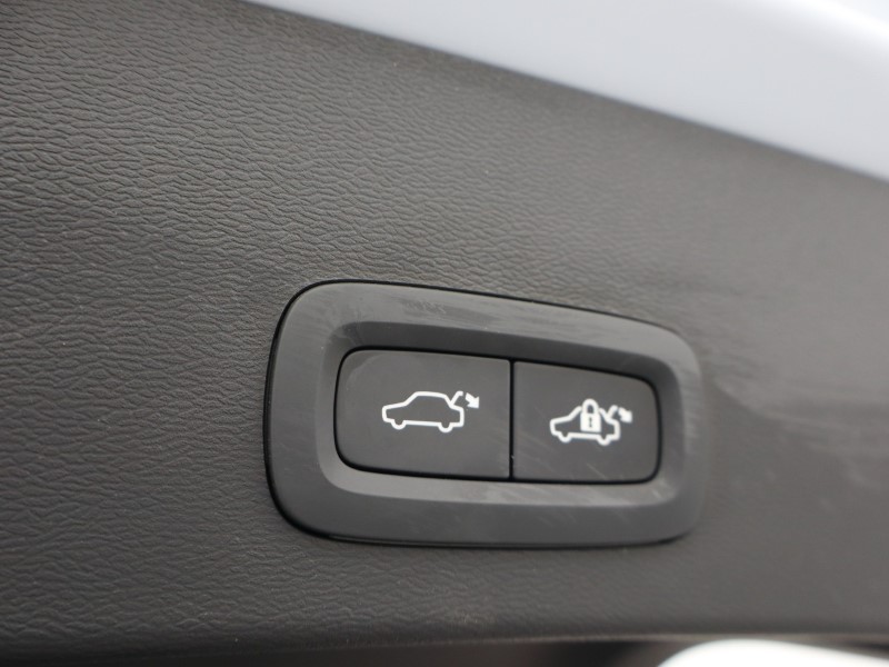 2025 (75) VOLVO XC40 2.0 B3P Plus Dark 5dr Auto 5274869