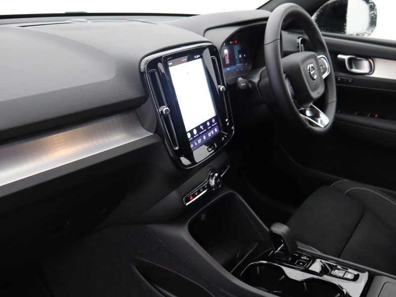 2025 (75) VOLVO XC40 2.0 B3P Plus Dark 5dr Auto 5274842