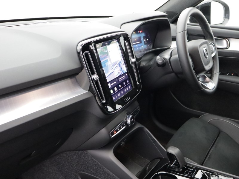 2025 (75) VOLVO XC40 2.0 B4P Plus Black Edition 5dr Auto 5280738