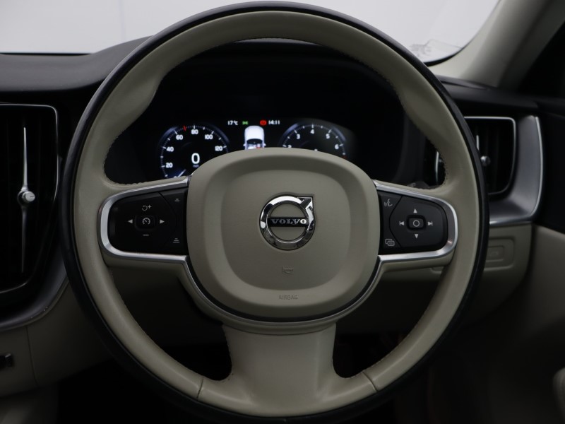 2020 (20) VOLVO XC60 2.0 B5P [250] Momentum 5dr AWD Geartronic 5311341