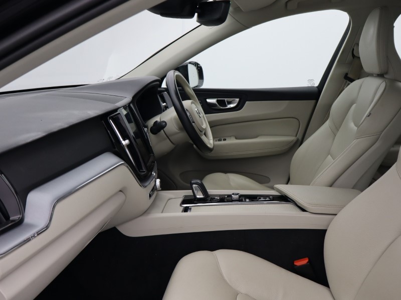 2020 (20) VOLVO XC60 2.0 B5P [250] Momentum 5dr AWD Geartronic 5311320