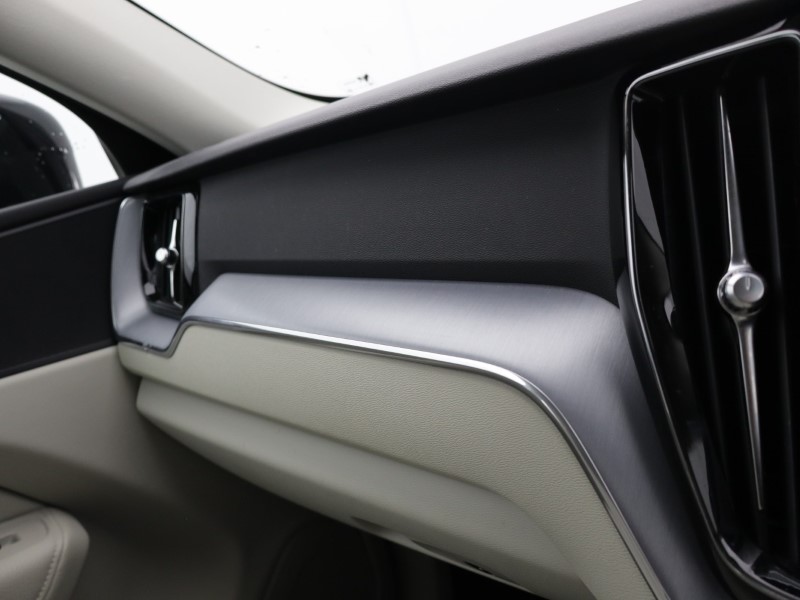 2020 (20) VOLVO XC60 2.0 B5P [250] Momentum 5dr AWD Geartronic 5311355