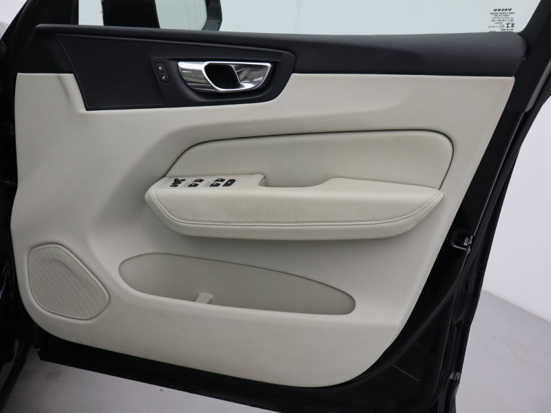 2020 (20) VOLVO XC60 2.0 B5P [250] Momentum 5dr AWD Geartronic 5311322