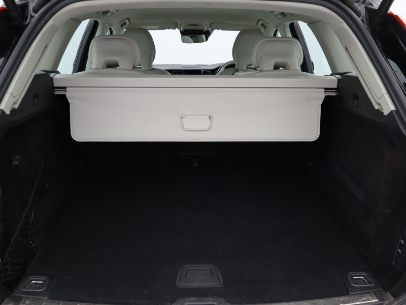 2020 (20) VOLVO XC60 2.0 B5P [250] Momentum 5dr AWD Geartronic 5311317