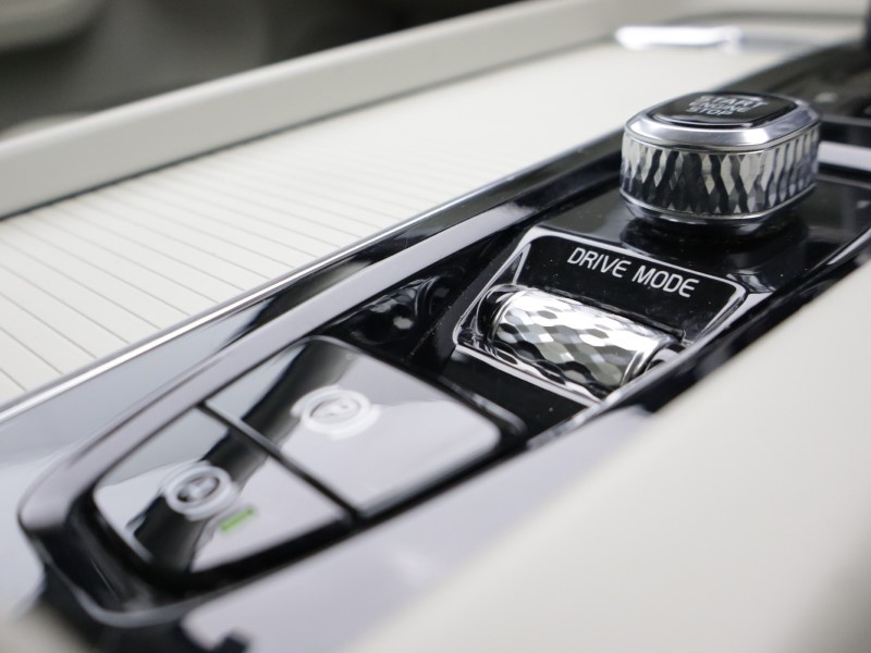 2020 (20) VOLVO XC60 2.0 B5P [250] Momentum 5dr AWD Geartronic 5311354