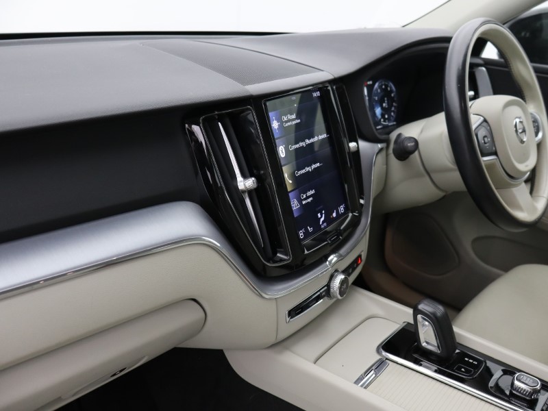 2020 (20) VOLVO XC60 2.0 B5P [250] Momentum 5dr AWD Geartronic 5311335