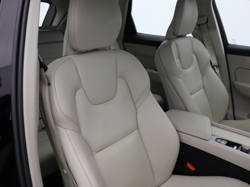 2020 (20) VOLVO XC60 2.0 B5P [250] Momentum 5dr AWD Geartronic 5311329