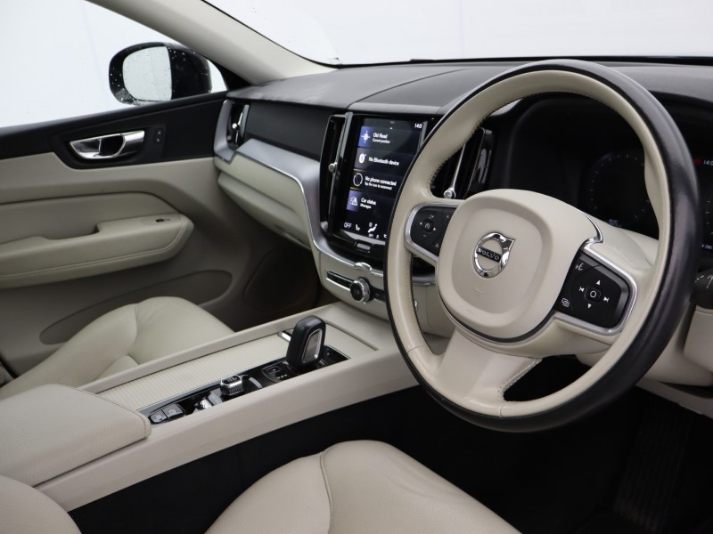 2020 (20) VOLVO XC60 2.0 B5P [250] Momentum 5dr AWD Geartronic 5311330