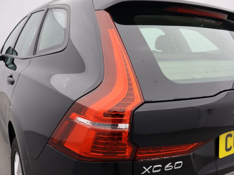 2020 (20) VOLVO XC60 2.0 B5P [250] Momentum 5dr AWD Geartronic 5311314