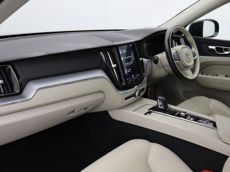 2020 (20) VOLVO XC60 2.0 B5P [250] Momentum 5dr AWD Geartronic 5311332