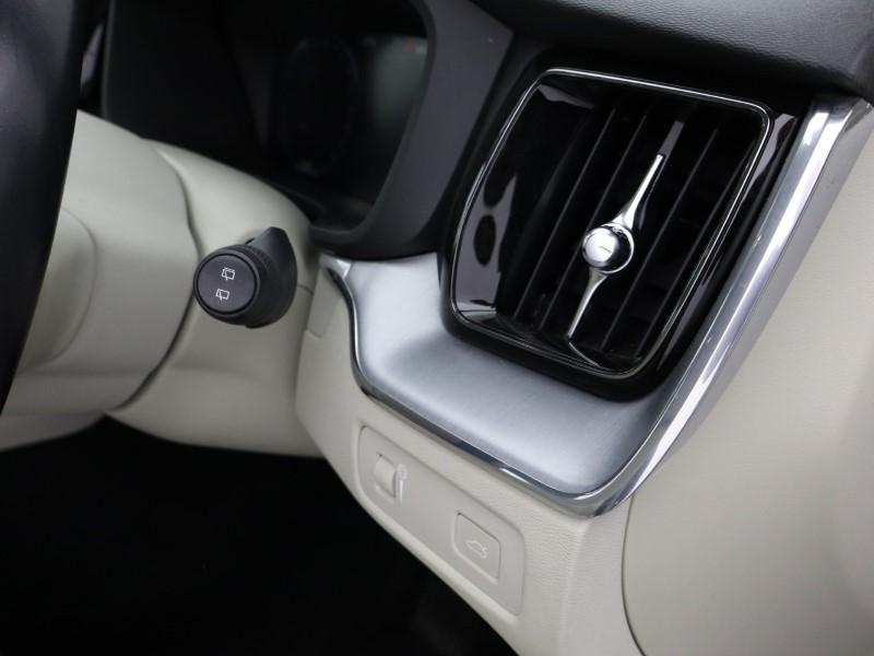 2020 (20) VOLVO XC60 2.0 B5P [250] Momentum 5dr AWD Geartronic 5311326