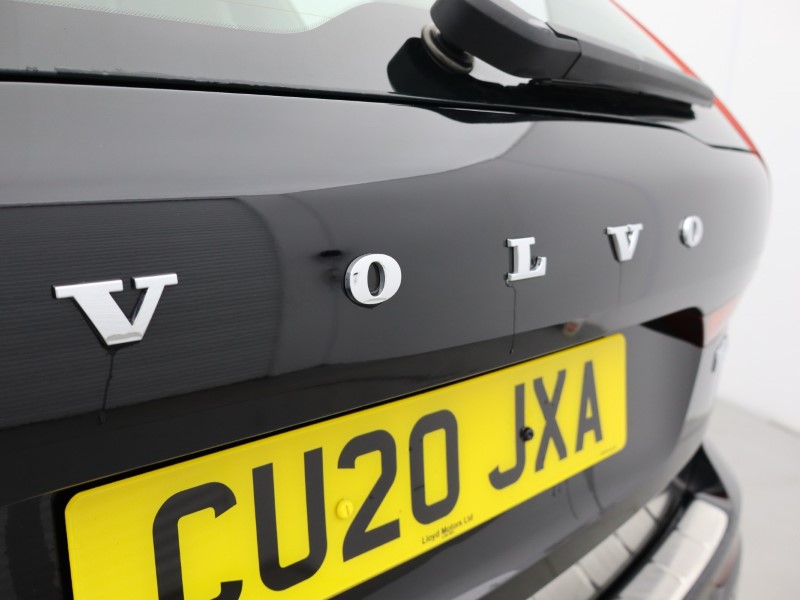 2020 (20) VOLVO XC60 2.0 B5P [250] Momentum 5dr AWD Geartronic 5311315