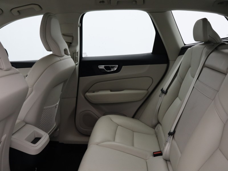 2020 (20) VOLVO XC60 2.0 B5P [250] Momentum 5dr AWD Geartronic 5311321