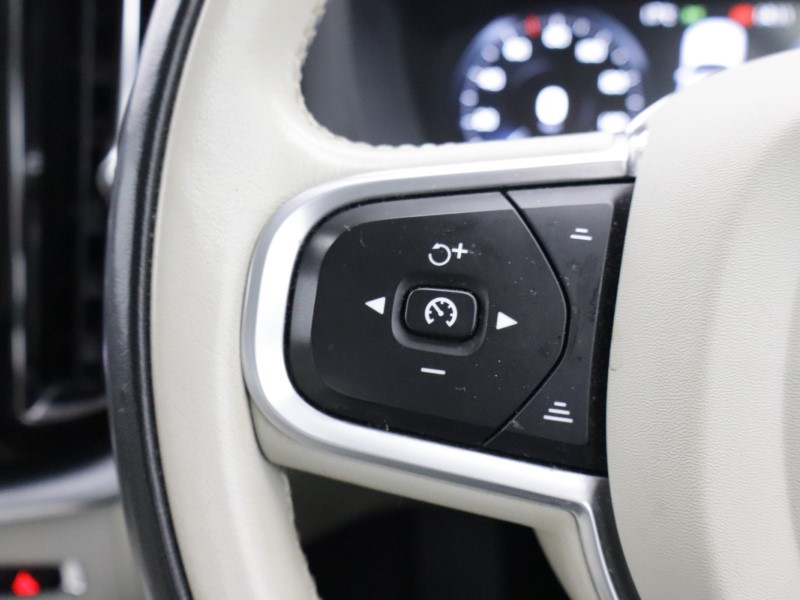 2020 (20) VOLVO XC60 2.0 B5P [250] Momentum 5dr AWD Geartronic 5311343