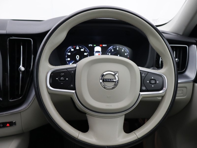 2020 (20) VOLVO XC60 2.0 B5P [250] Momentum 5dr AWD Geartronic 5311342