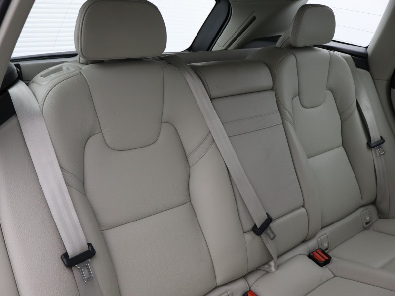 2020 (20) VOLVO XC60 2.0 B5P [250] Momentum 5dr AWD Geartronic 5311337