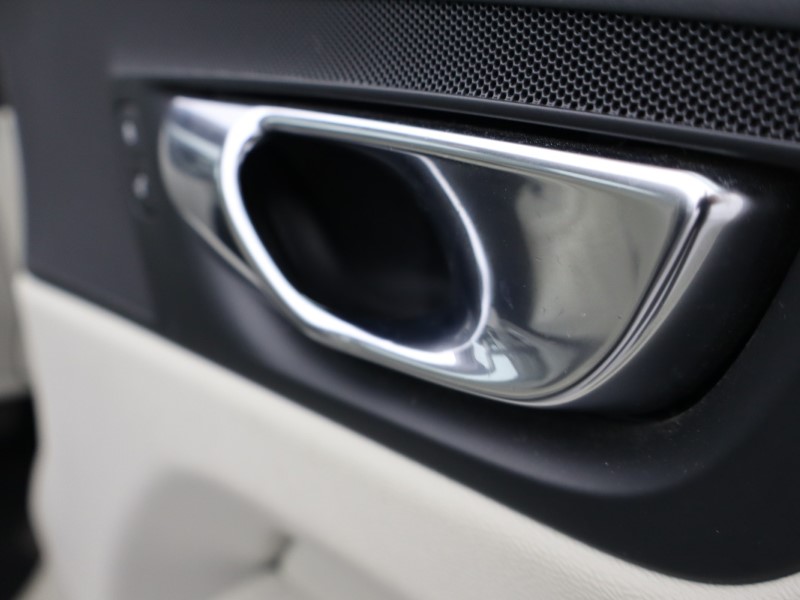 2020 (20) VOLVO XC60 2.0 B5P [250] Momentum 5dr AWD Geartronic 5311325