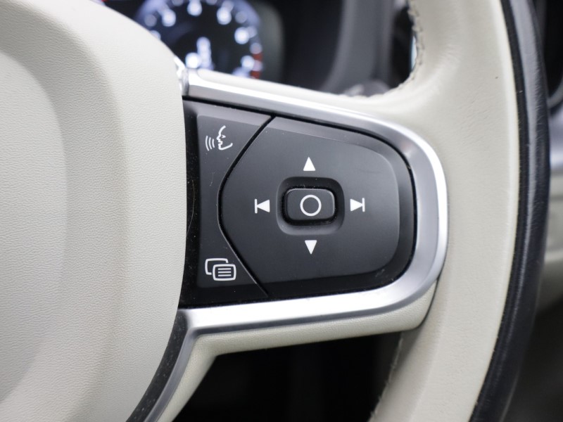 2020 (20) VOLVO XC60 2.0 B5P [250] Momentum 5dr AWD Geartronic 5311344