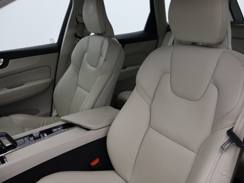 2020 (20) VOLVO XC60 2.0 B5P [250] Momentum 5dr AWD Geartronic 5311331