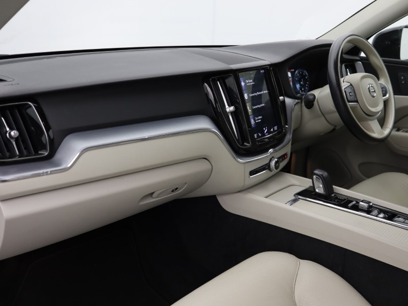 2020 (20) VOLVO XC60 2.0 B5P [250] Momentum 5dr AWD Geartronic 5311334