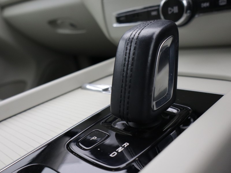 2020 (20) VOLVO XC60 2.0 B5P [250] Momentum 5dr AWD Geartronic 5311353