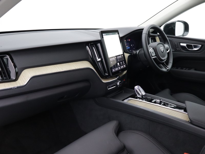 2025 (25) VOLVO XC60 2.0 B5P Plus Dark 5dr AWD Geartronic 5351806