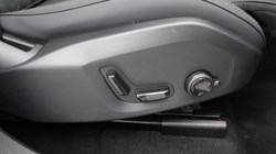 2025 (25) VOLVO XC60 2.0 B5P Plus Dark 5dr AWD Geartronic 5351801