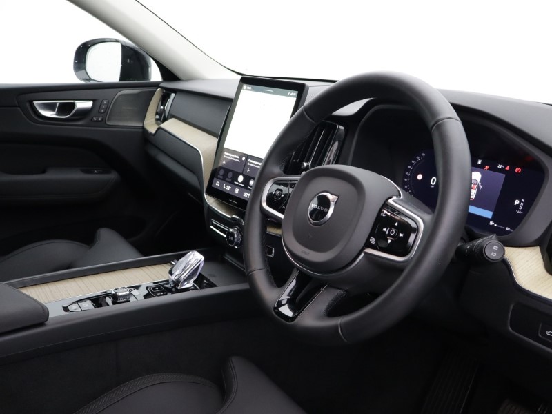 2025 (25) VOLVO XC60 2.0 B5P Plus Dark 5dr AWD Geartronic 5351804
