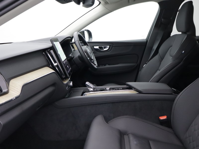 2025 (25) VOLVO XC60 2.0 B5P Plus Dark 5dr AWD Geartronic 5351791