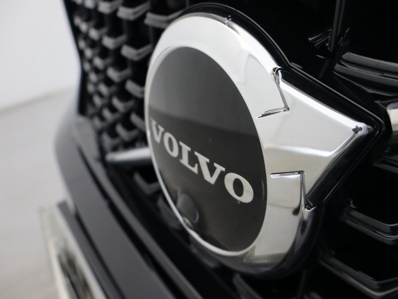 2025 (75) VOLVO XC40 2.0 B4P Ultra Dark 5dr Auto 5396338