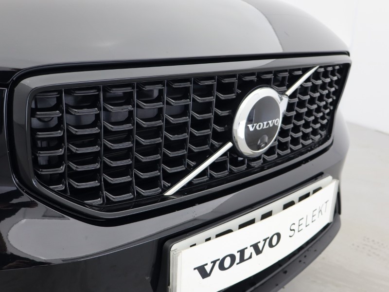 2025 (75) VOLVO XC40 2.0 B4P Ultra Dark 5dr Auto 5396336