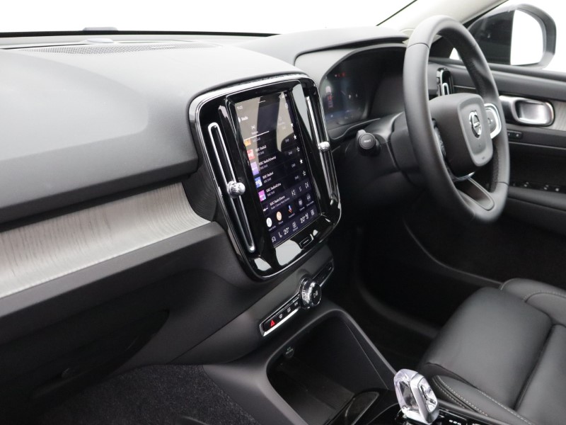 2025 (75) VOLVO XC40 2.0 B4P Ultra Dark 5dr Auto 5396367